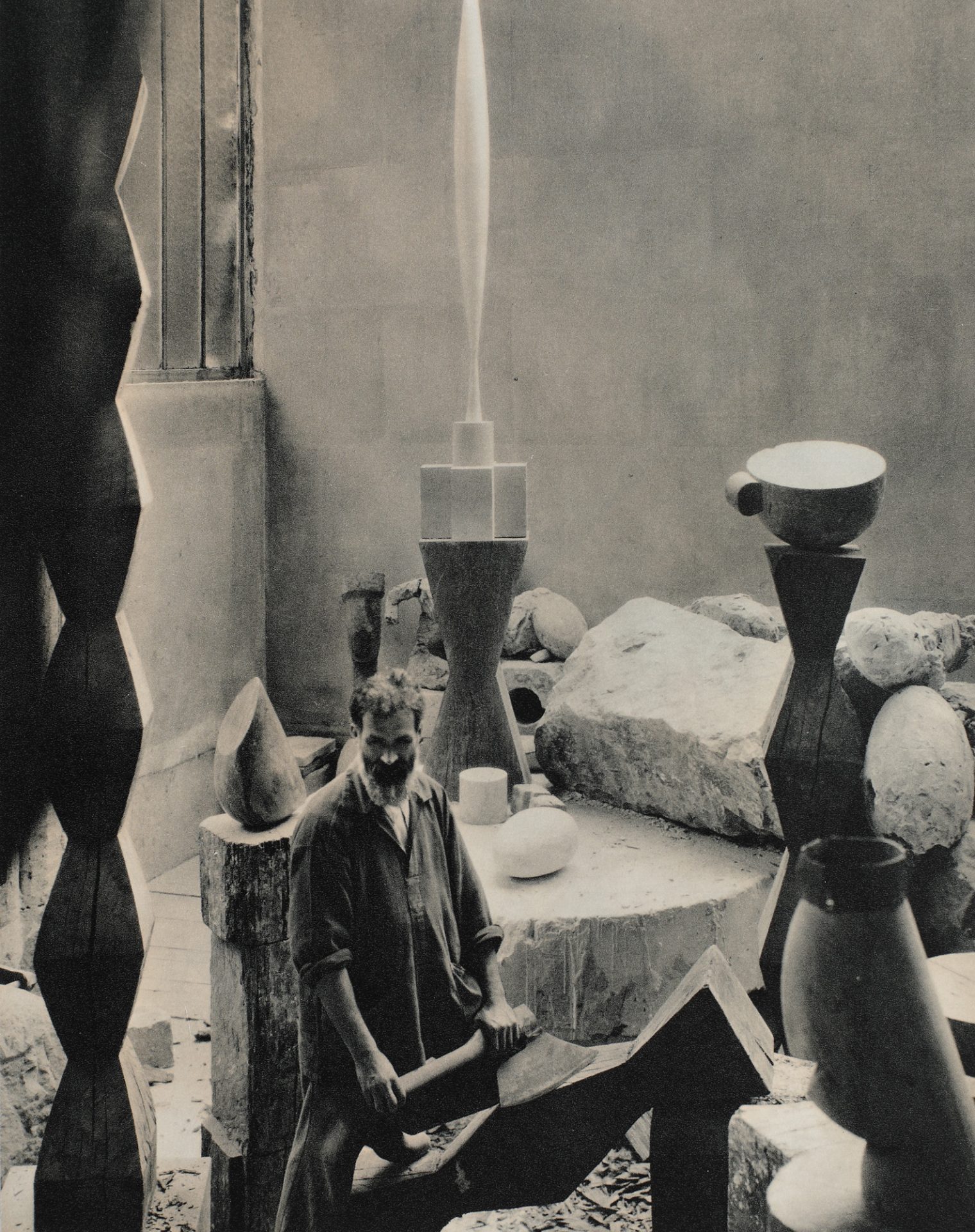 Constantin Brancusi in atelier