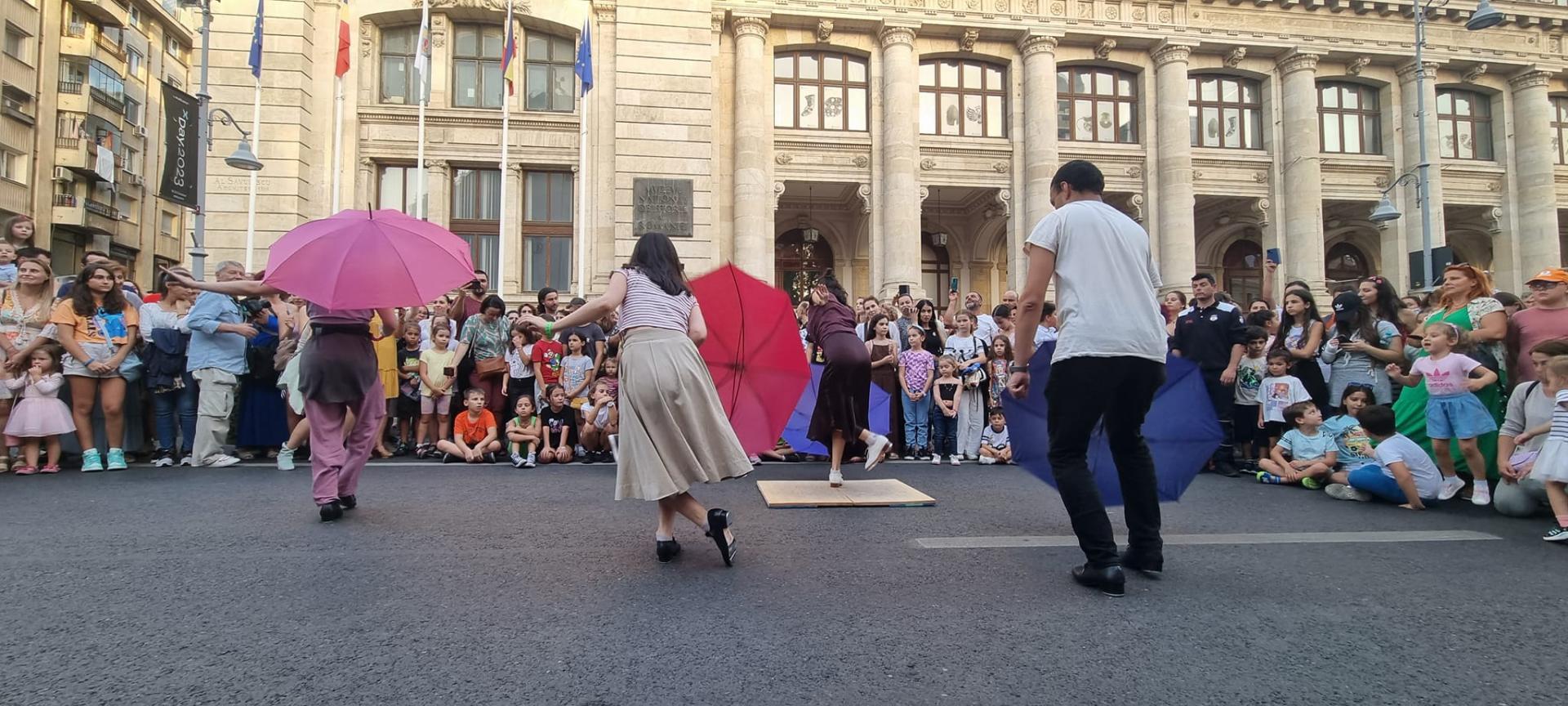 In august „Bucurestiul Danseaza pe Calea Victoriei iar „Brasovul Danseaza in Piata Sfatului