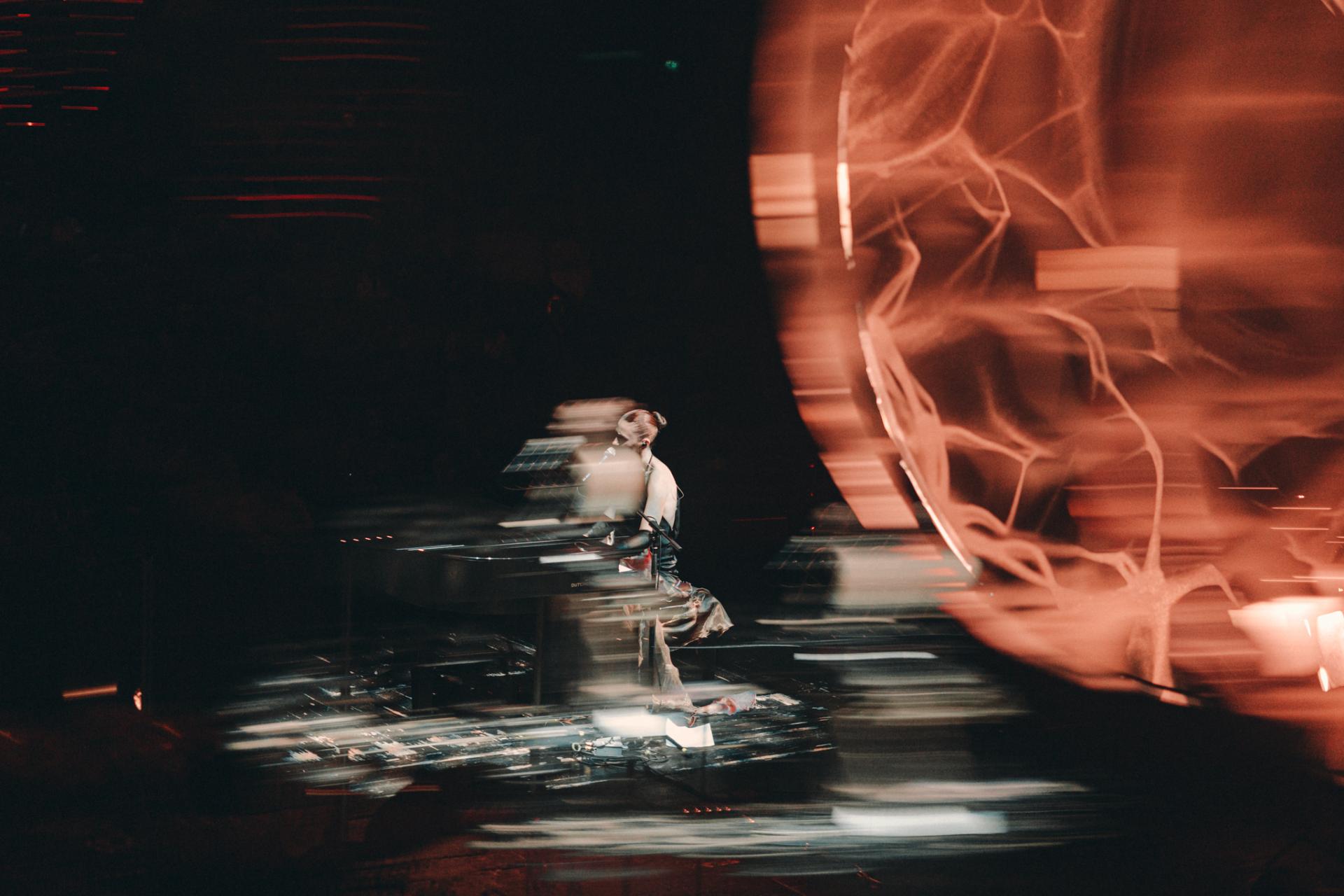 Leyah spune povești încărcate de emoție în turneul cinematic pop Cinestezia