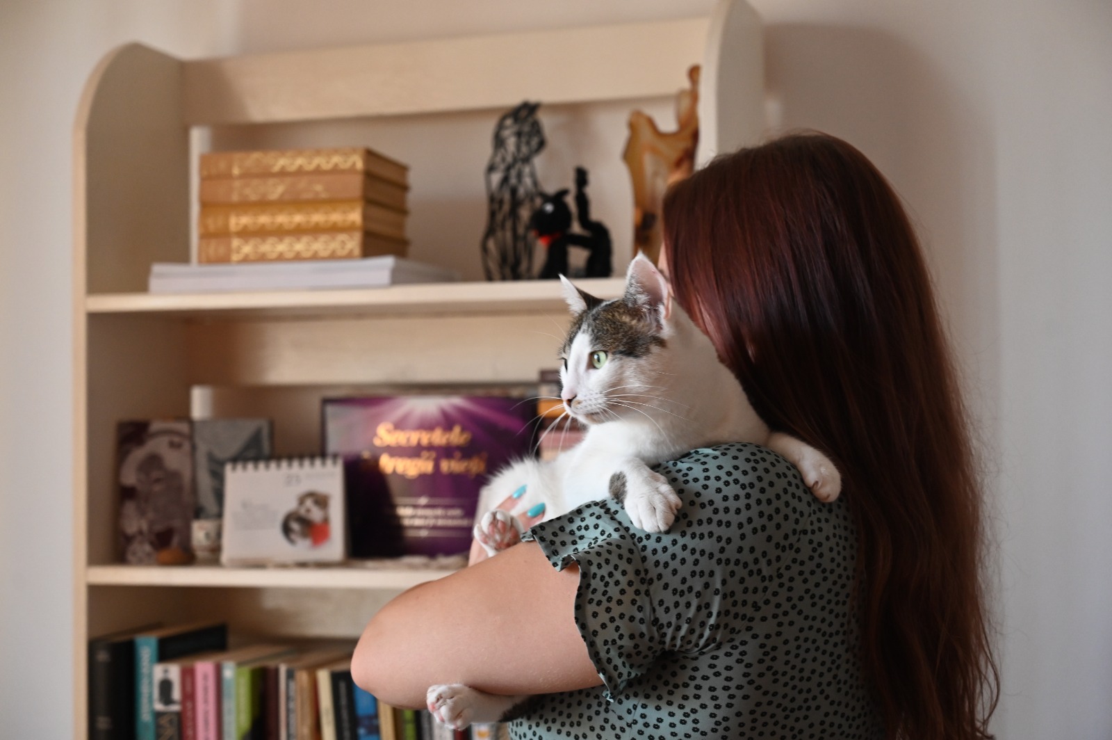 Studenta la Litere care a început să vândă cărți din bibliotecă pentru a salva animale