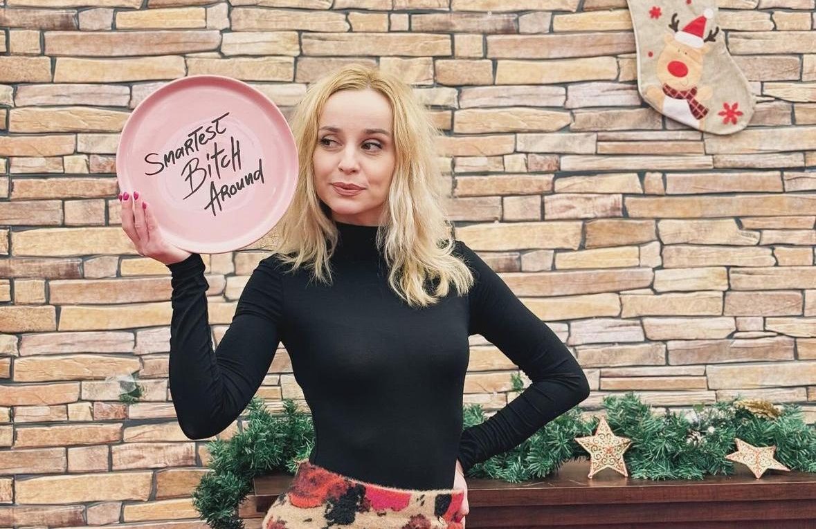 Oana Titică, fondatoarea Chicineta, creează farfurii cu mesaje care te fac să zâmbești în fiecare zi