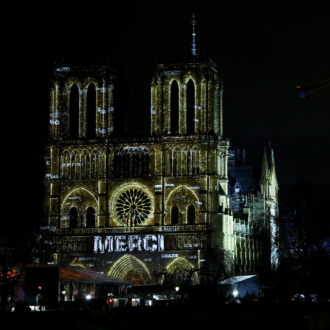 Pe fatada vestica a catedralei Notre Dame a fost proiectat cuvantul Merci
