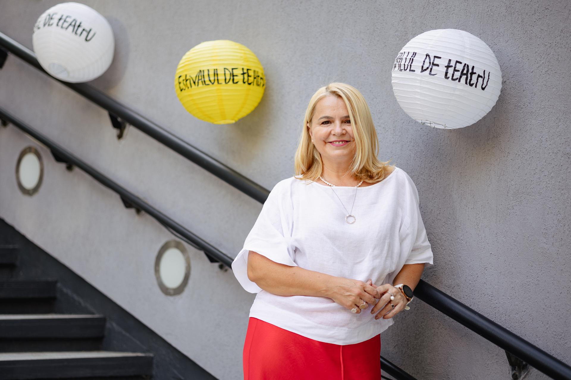 Laura Ivăncioiu, fondatoarea grupului „Merg la teatru”, și fenomenul teatral din România