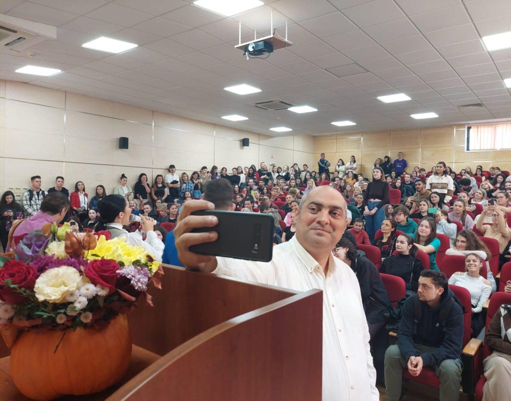 „Dacă nu ești cuminte, vine țiganul și te fură”, de Gelu Duminică, cartea care poate combate rasismul