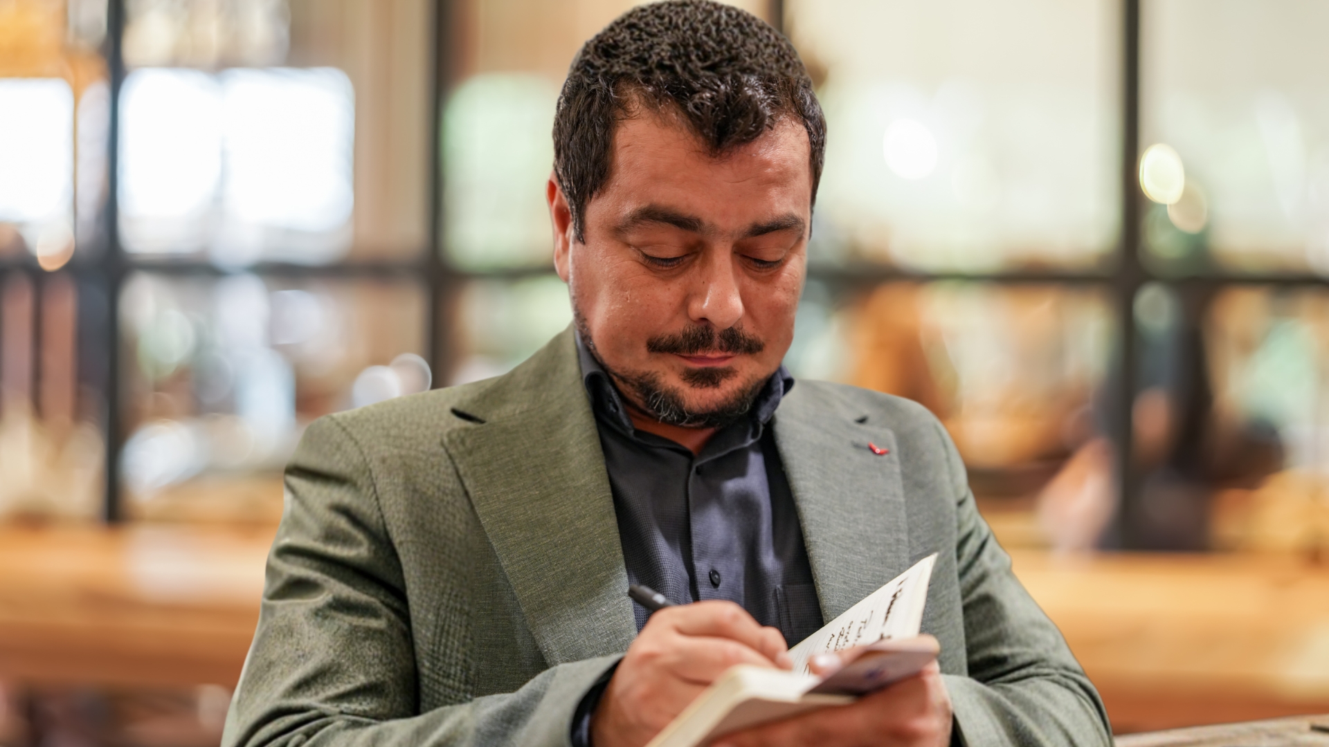 cosmin dragomir acordand autografe