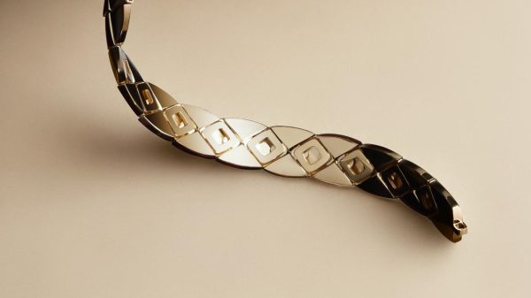 chanel pr exclusive coco crush supple choker 18k beige gold 2 1 HD e1773905826393