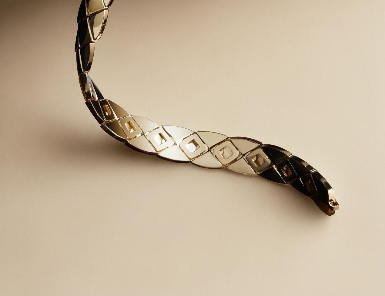 chanel pr exclusive coco crush supple choker 18k beige gold 2 1 HD e1773905826393