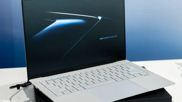 lansare expertbook ultra 8143