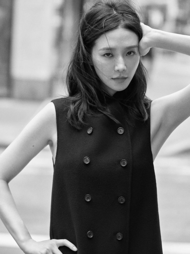 COS lansează o nouă campanie: Park Gyuyoung și Awar Odhiang, în rolurile principale 42 COS AW26 CAMPAIGN PARK GYUYOUNG 06