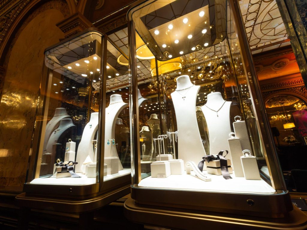 STIL Diamonds a celebrat 35 de ani de eleganță, măiestrie și povești care strălucesc 34 STIL Diamonds a celebrat 35 de ani 1
